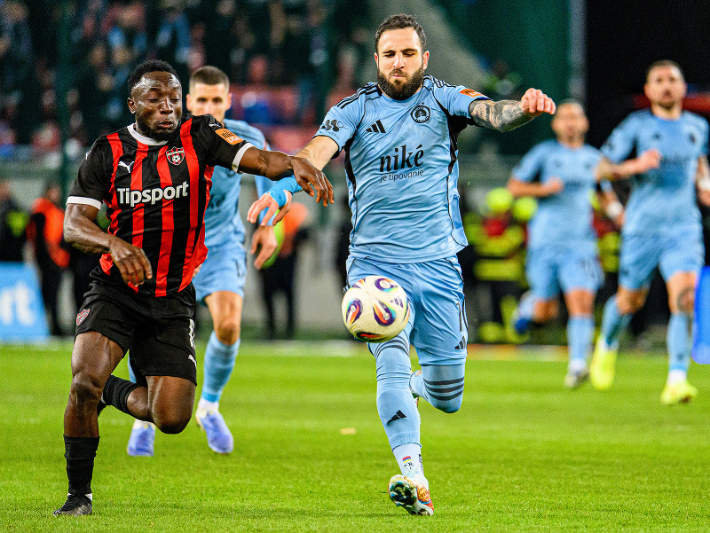 Zľava Philip Azango z FC Spartak Trnava a Tigran Barseghjan z ŠK Slovan Bratislava