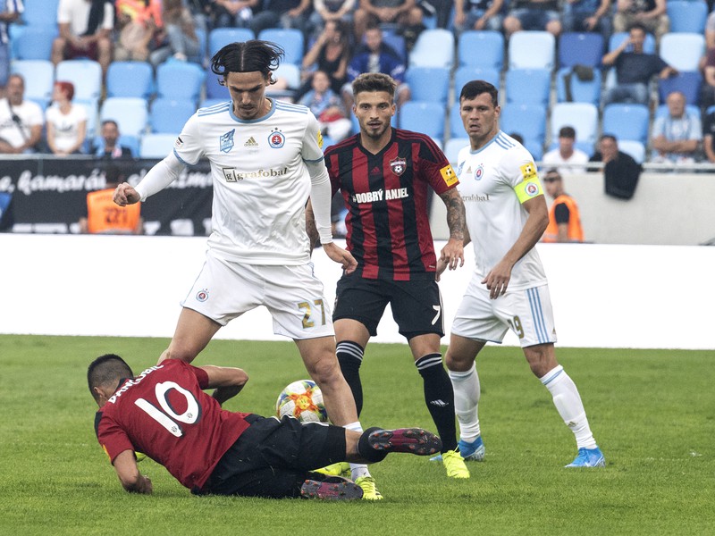 Na snímke v popredí na tráve Filip Dangubič (Trnava) a za ním Dávid Holman (Slovan) počas dohrávky 8. kola Fortuna ligy ŠK Slovan Bratislava - FC Spartak Trnava