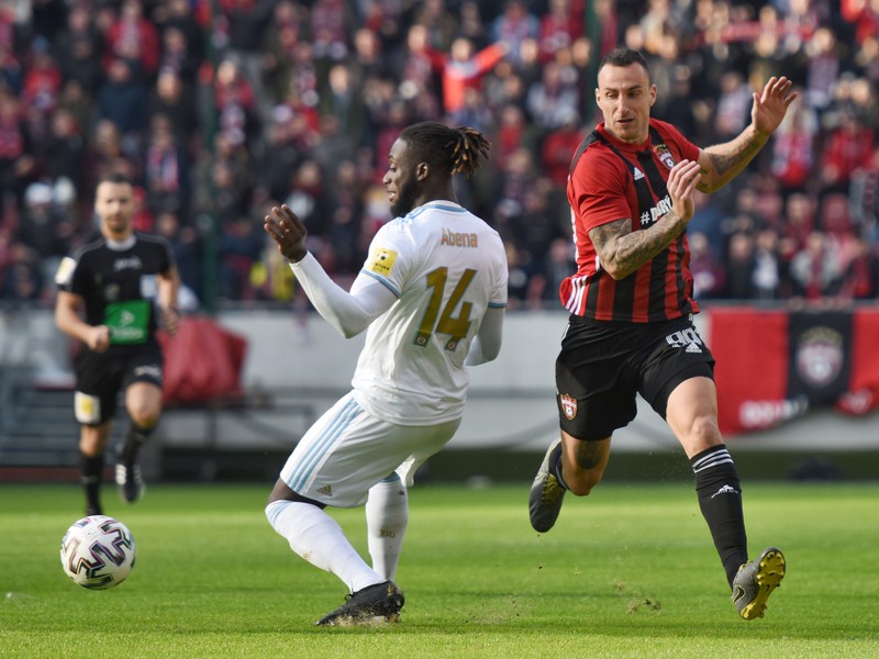 Na snímke sprava Petar Orlandič (Trnava) a Myenty Abena (Slovan)