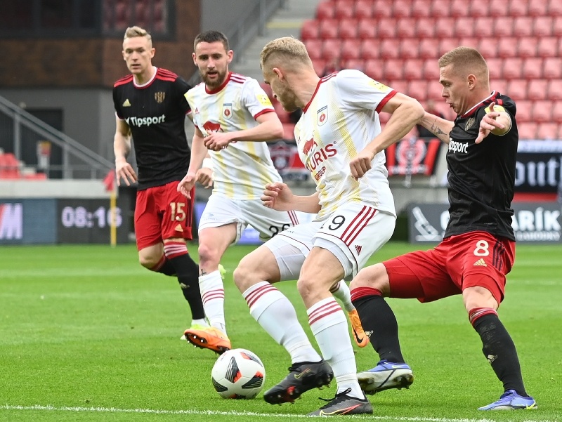 Hráč Trnavy Roman Procházka, hráči Ružomberka Timotej Múdry, Lukáš Fabiš a hráč Trnavy Jakub Grič