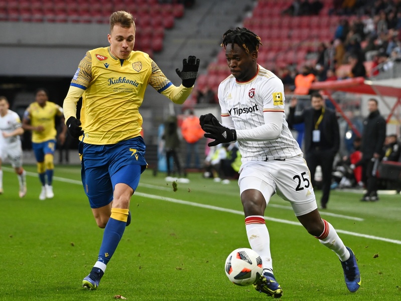 Vpravo hráč Spartaka Bamidele Yusuf a hráč DAC-u Carlos Pinto