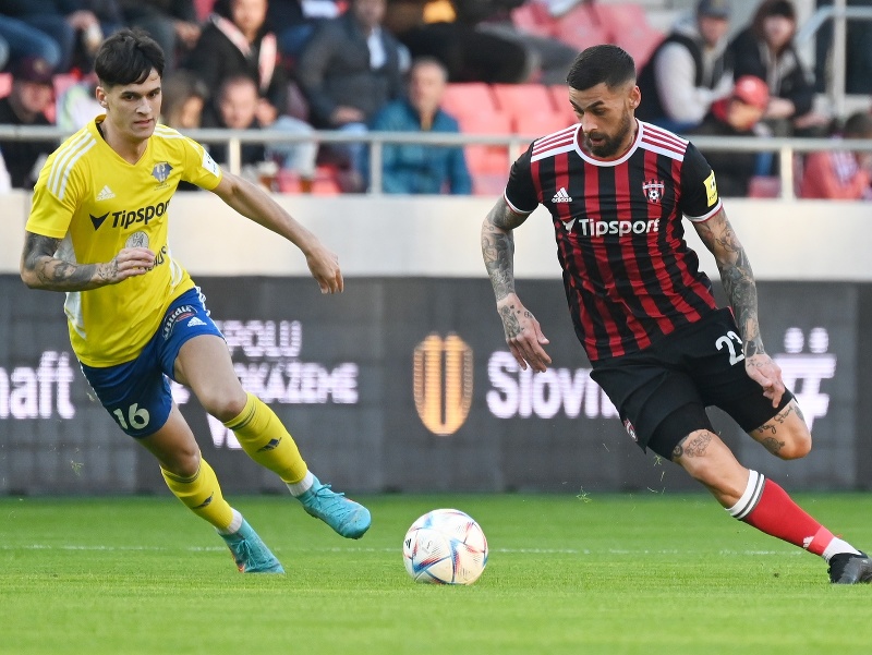 Na snímke vľavo hráč Michaloviec Matúš Begala počas zápasu osemfinále  Slovnaft Cupu 