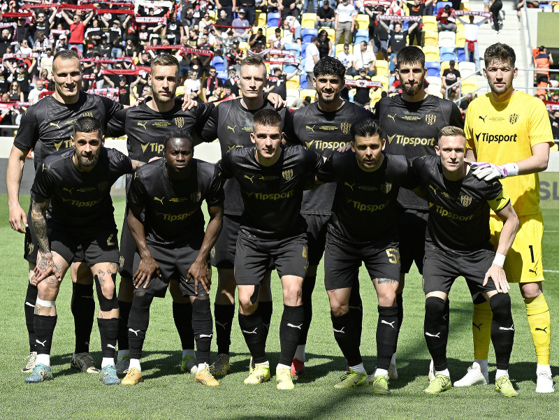 Na snímke futbalisti základnej jedenástky Spartaka Trnava pózujú pred začiatkom finále Slovenského pohára