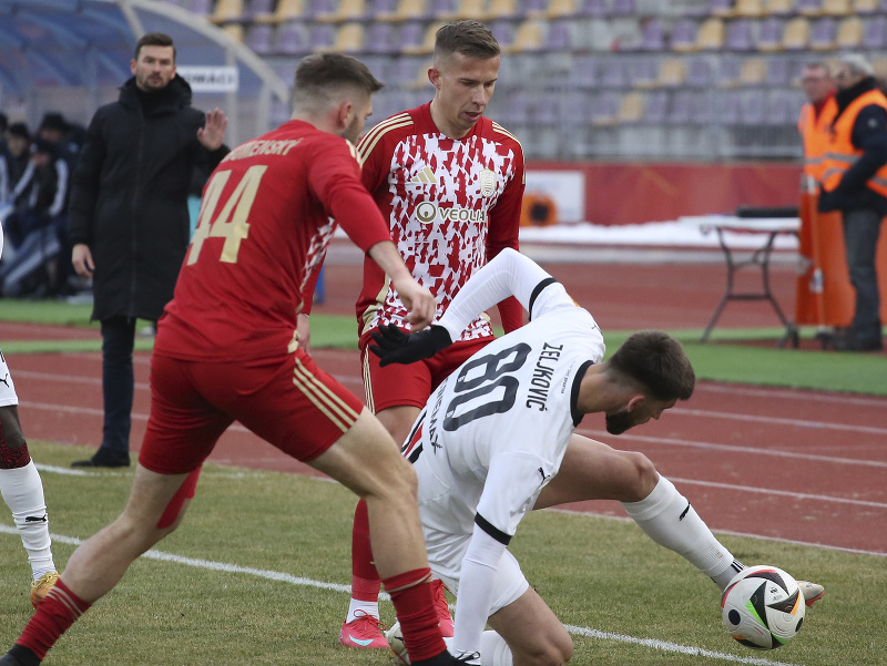 Na snímke zľava Timotej Záhumenský (Banská Bystrica) a Adrian Zeljkovič (Trnava) bojujú o loptu 