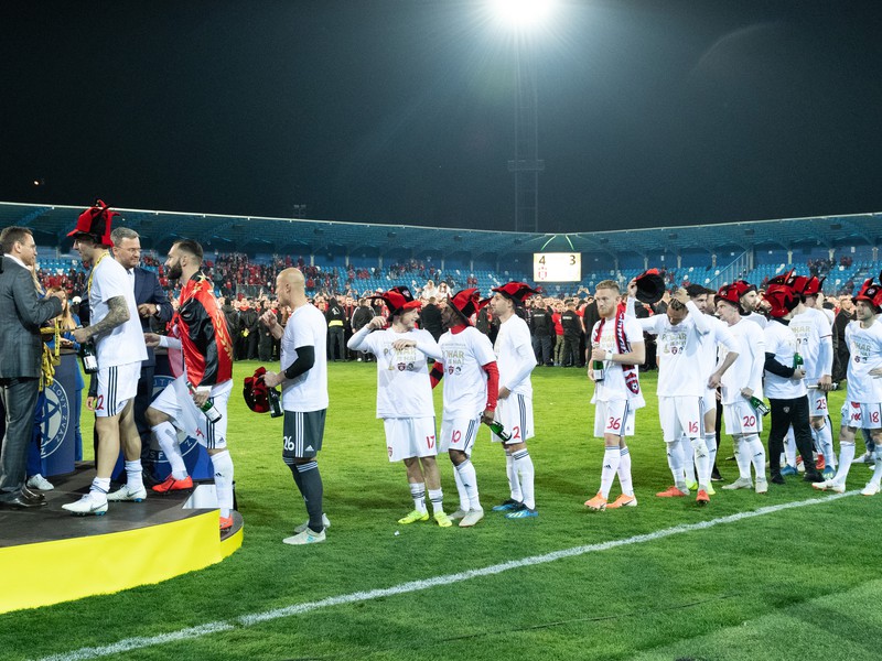 Futbalisti FC Spartak Trnava oslavujú triumf v 50. ročníku Slovnaft Cupu
