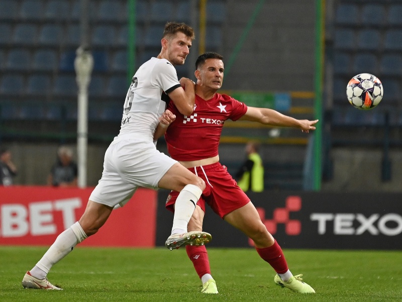 Vľavo hráč Trnavy Sebastián Kóša a hráč Krakova Angél Rodado v súboji o loptu