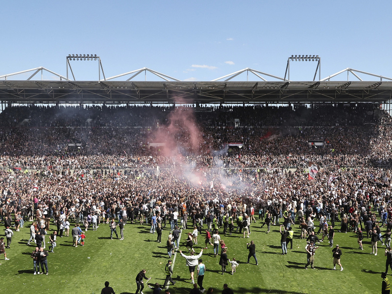 Fanúšikovia FC St. Pauli oslavujú postup