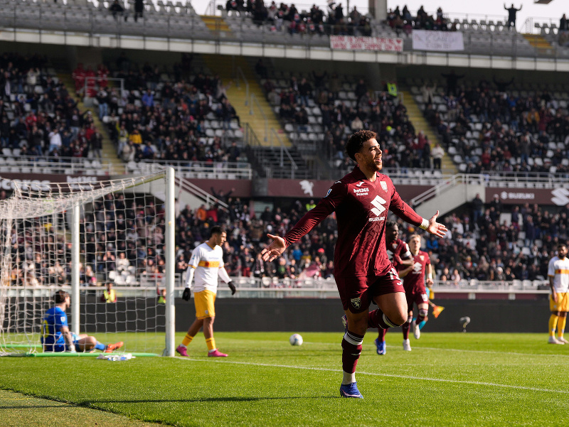 Che Adams z Turína oslavuje po strelení gólu
