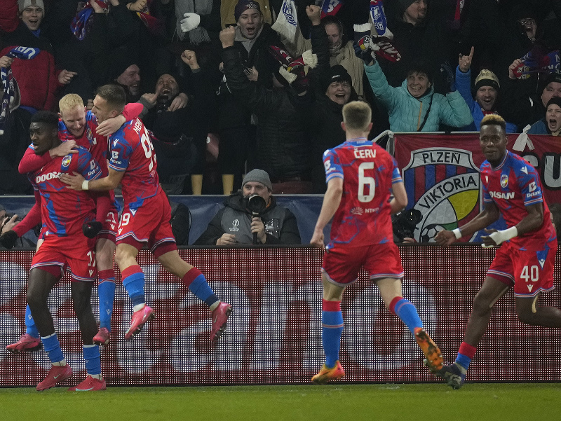 Hráči Viktorie Plzeň oslavujú gól