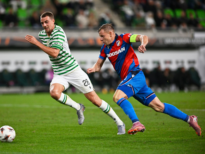 Matěj Vydra v súboji s Toonom Raemaekersom