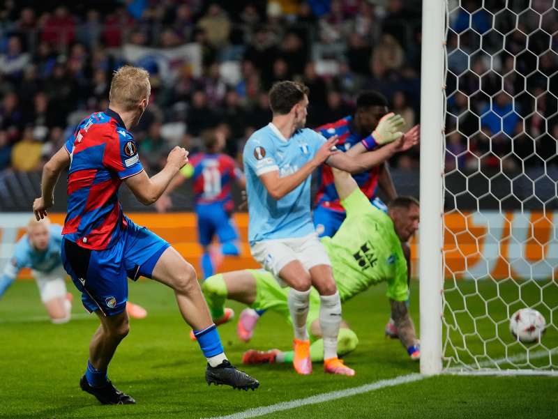 Obranca Viktorie Plzeň Karel Spáčil strieľa gól počas zápasu s Malmö