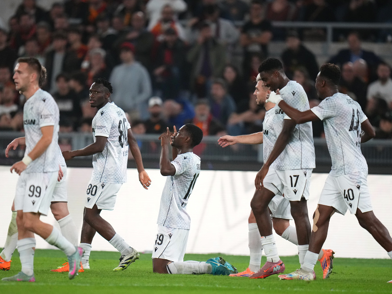 Hráč Plzne Cheick Souare (uprostred) sa teší z gólu
