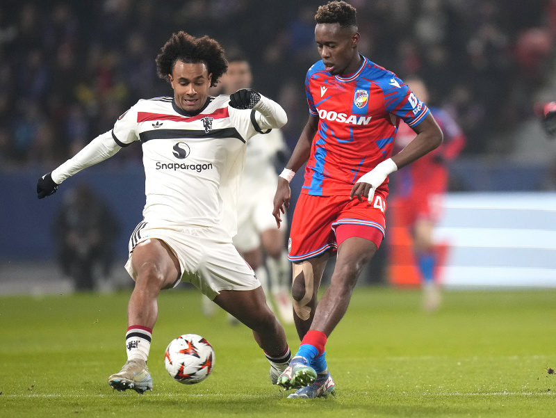 Sampson Dweh z Plzne, vpravo, bojuje o loptu s Joshuom Zirkzeem z Manchestru United