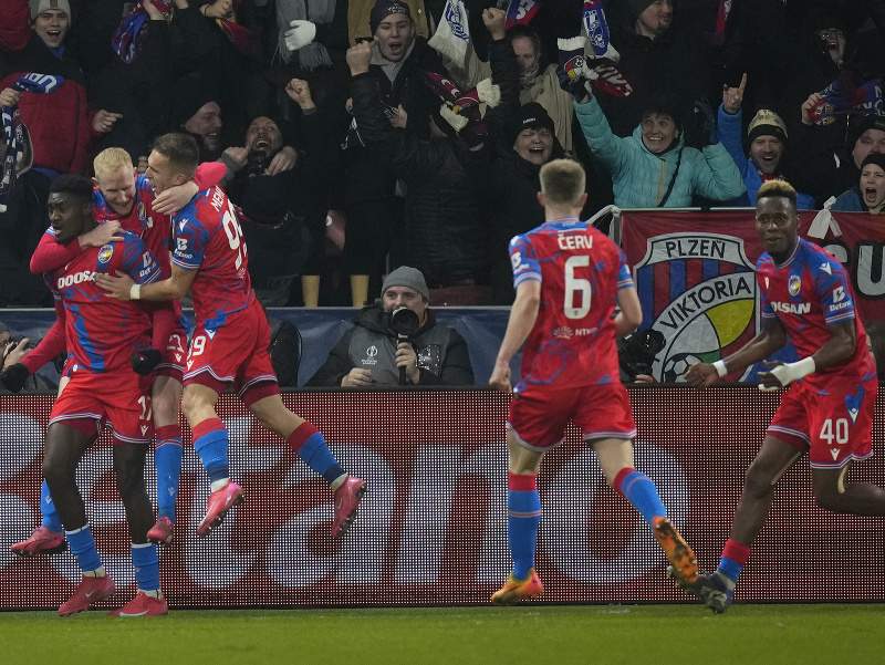 Hráči Viktorie Plzeň oslavujú gól