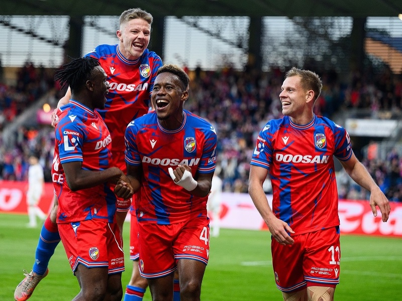 Hráči FC Viktoria Plzeň oslavujú gól
