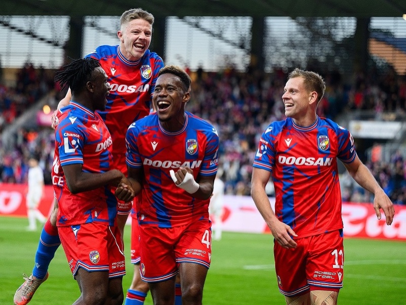 Hráči FC Viktoria Plzeň oslavujú gól