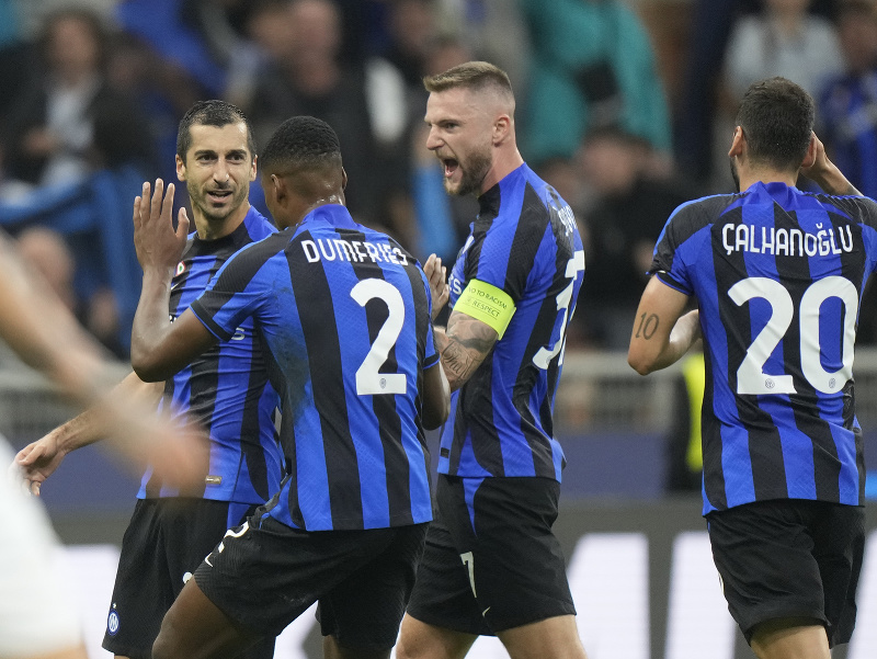Futbalisti Interu Miláno oslavujú gól, Milan Škriniar s kapitánskou páskou