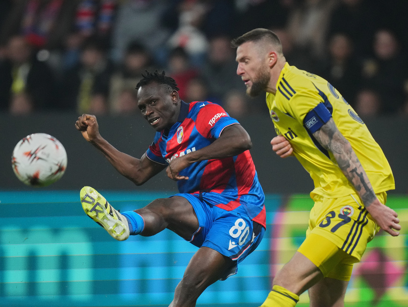 Slovenský futbalista a kapitán Fenerbahce Istanbul Milan Škriniar (vpravo) a hráč Viktorie Plzeň Prince Kwabena Adu bojujú o loptu počas zápasu 4. kola ligovej fázy Európskej ligy