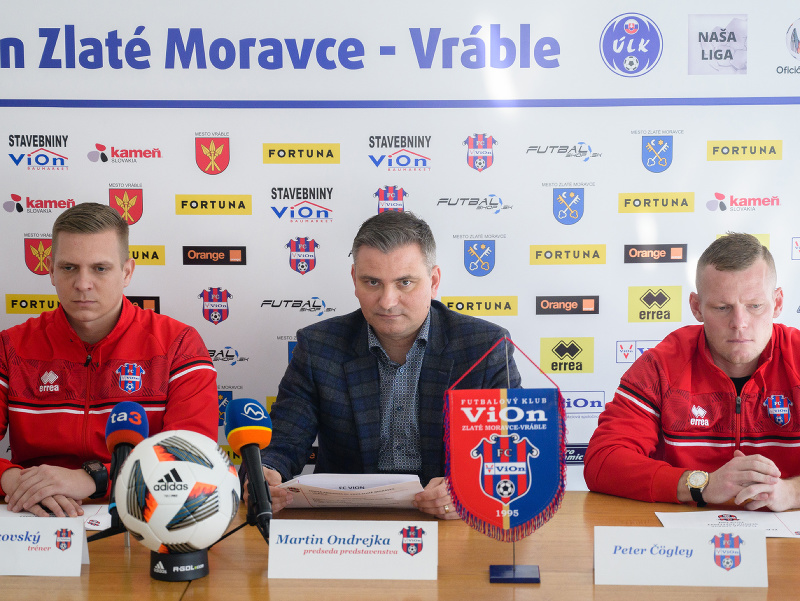 Na snímke zľava hlavný tréner Ľuboš Benkovský, predseda predstavenstva Martin Ondrejka a hráč Peter Čögley počas tlačovej konferencie futbalového klubu ViOn Zlaté Moravce-Vráble