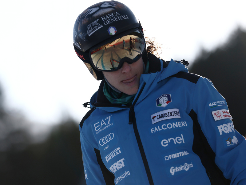 Talianska lyžiarka Federica Brignoneová počas inšpekcie trate pred tréningom na zjazd Svetového pohára v alpskom lyžovaní v lyžiarskom stredisku Soldeu