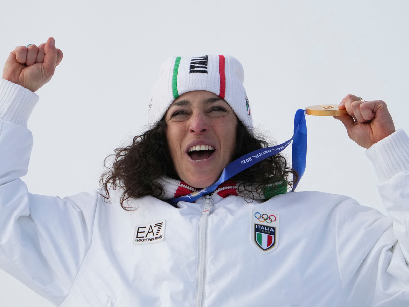 Talianska lyžiarka Federica Brignoneová sa raduje po zisku zlata v super-G žien v alpskom lyžovaní na zimných olympijských hrách v Cortine d'Ampezzo