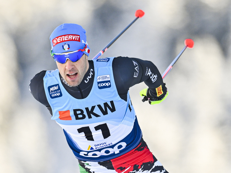 Taliansky bežec na lyžiach Federico Pellegrino počas šprintu voľnou technikou na pretekoch Svetového pohára vo švajčiarskom Davose