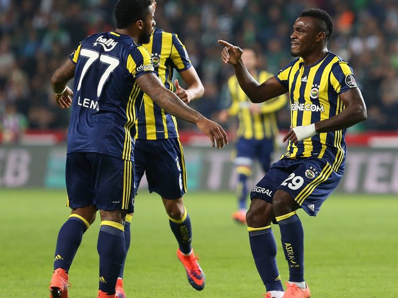 Radosť hráčov Fenerbahce Istanbul po premenenej penalte