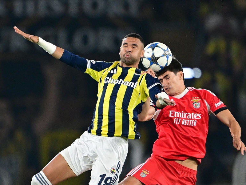 Na snímke (vľavo) hráč Fenerbahce Youssef En-Nesyri a hráč tímu Benfica Lisabon Antonio Silva bojujú o loptu 