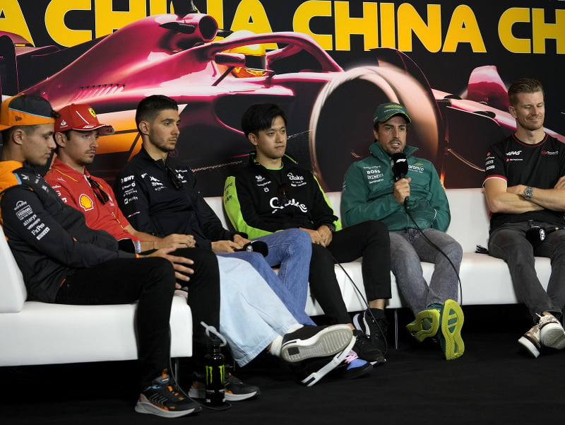 Rozhovor šiestich pilotov pred VC Číny - zľava Lando Norris, Charles Leclerc, Esteban Ocon, Čou Kuan-jü, Fernando Alonso a Nico Hulkenberg