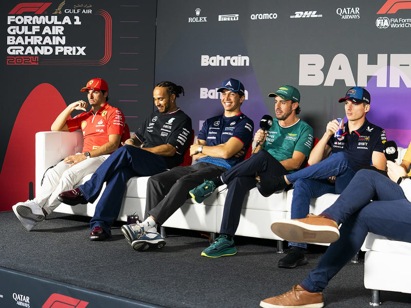 Piloti F1 počas rozhovoru pred štartom novej sezóny - zľava Carlos Sainz, Lewis Hamilton, Alex Albon, Fernando Alonso a Max Verstappen