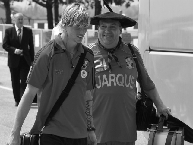 Na archívnej foto z roku 2009 fanúšik Manolo a Fernando Torres