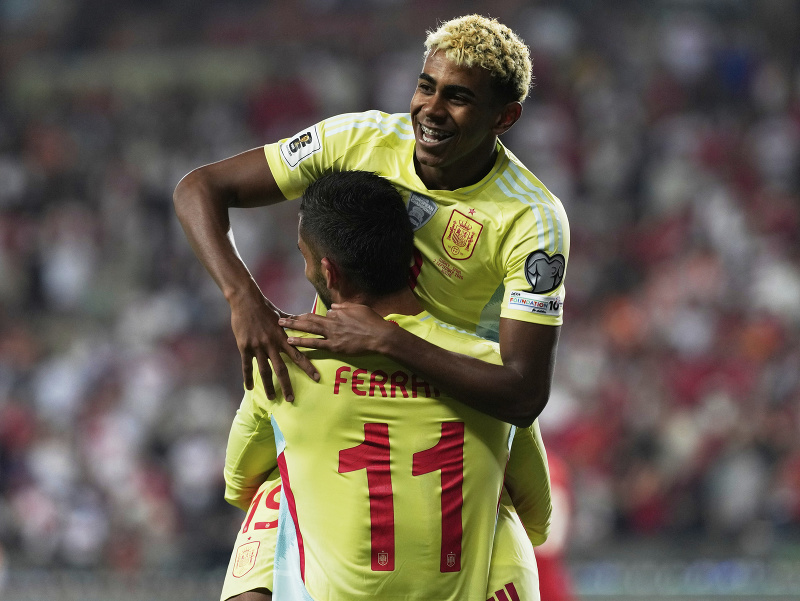 Radujúce sa duo Lamine Yamal a Ferran Torres