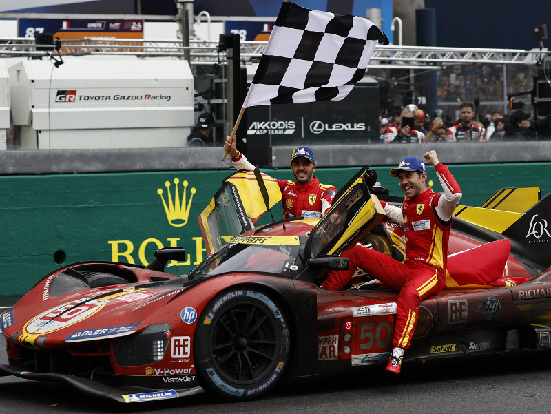Miguel Molina, Antonio Fuoco a Nicklas Nielsen oslavujú triumf Ferrari v 24 hodín Le Mans