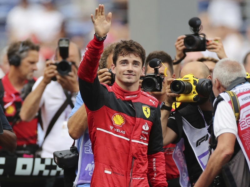 Monacký pilot formuly 1 Charles Leclerc z tímu Ferrari máva divákom po tom, ako vyhral kvalifikáciu na nedeľnú Veľkú cenu Monaka