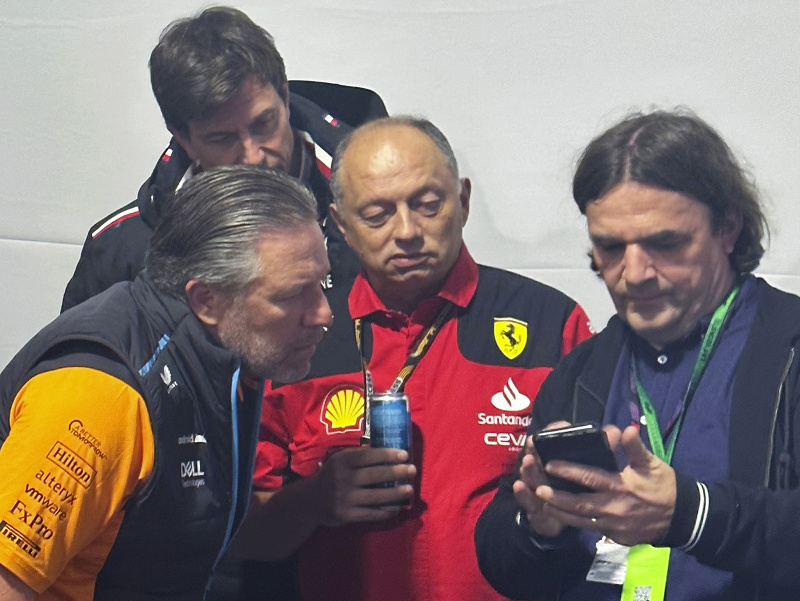 McLaren CEO Zak Brown, šéf Mercedesu Toto Wolff a šéf Ferrari Frédéric Vasseur 