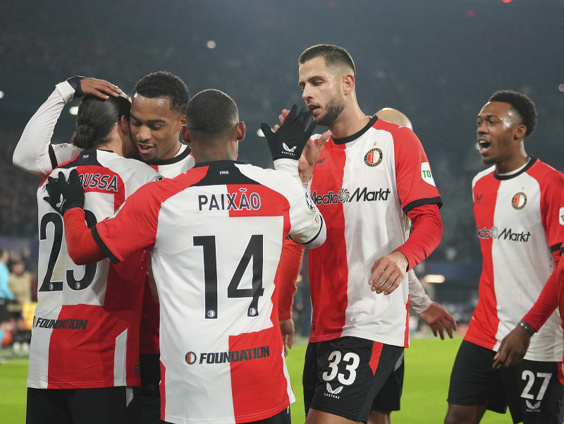 Futbalisti Feyenoordu oslavujú gól, v strede slovenský obranca Dávid Hancko