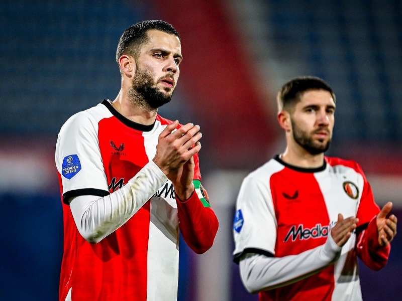 Dávid Hancko (vľavo) tlieska fanúšikom Feyenoordu