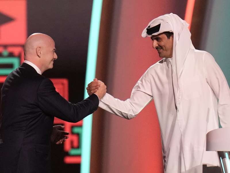Katarský emir, šejk Tamim bin Hamad Al Thání a prezident Medzinárodnej futbalovej federácie Gianni Infantino 