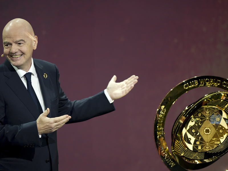 Gianni Infantino a trofej pre víťaza MS klubov