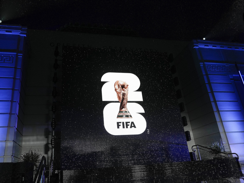 Na snímke logo svieti na budove observatória v Los Angeles počas predstavenia loga a sloganu futbalových majstrovstiev sveta 2026 v USA, Kanade a Mexiku