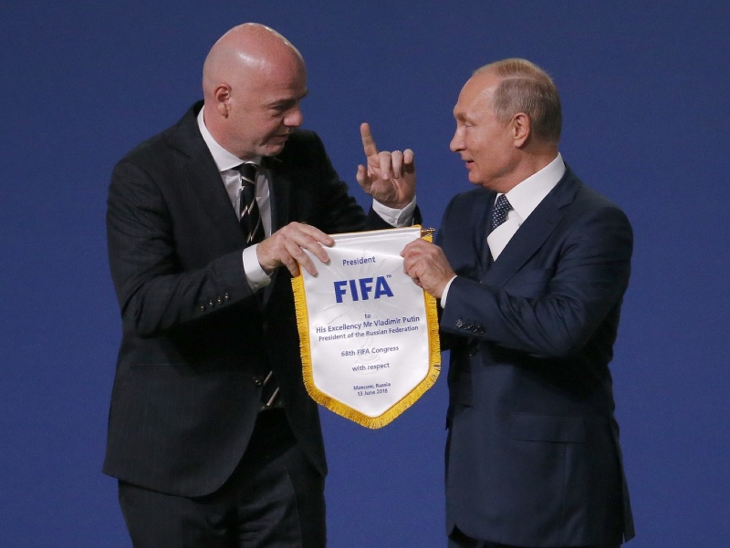 a archívnej snímke z 13. júna 2018 prezident FIFA Gianni Infantino (vľavo) a ruský prezident Vladimir Putin pózujú na otvorení kongresu FIFA pri príležitosti konania MS 2018 vo futbale v Moskve