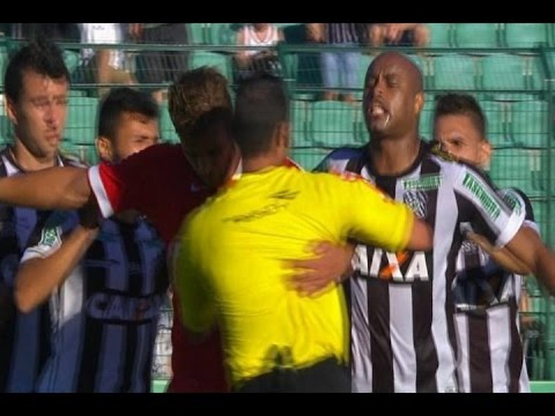 Hráči Figueirense a Internacional pri útoku na hlavného rozhodcu