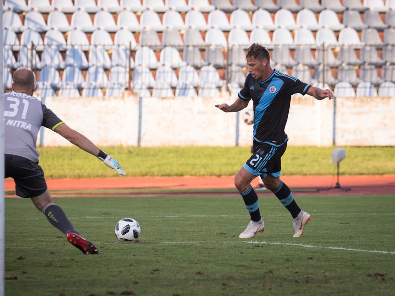 Brankár Lukáš Hroššo z FC Nitra a Filip Hološko z ŠK Slovan Bratislava