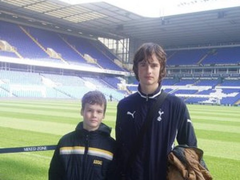 Filip Lesniak s mladším bratom na štadióne White Hart Lane