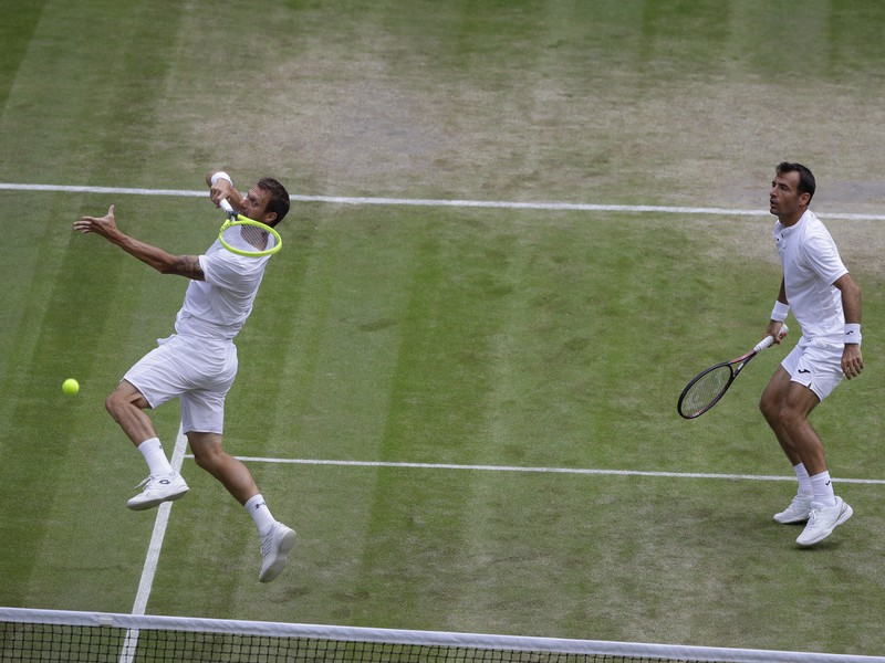 Filip Polášek a Ivan Dodig bojujúci na Wimbledone