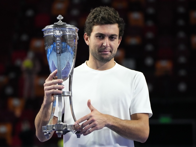Aslan Karacev s víťaznou trofejou