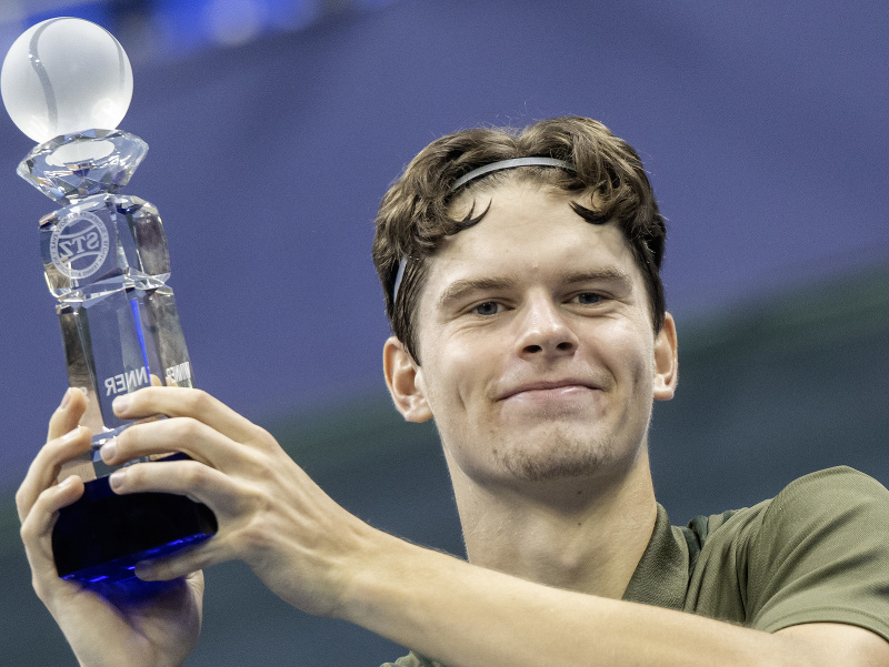 Belgický tenista Alexander Blockx pózuje s trofejou po víťazstve 