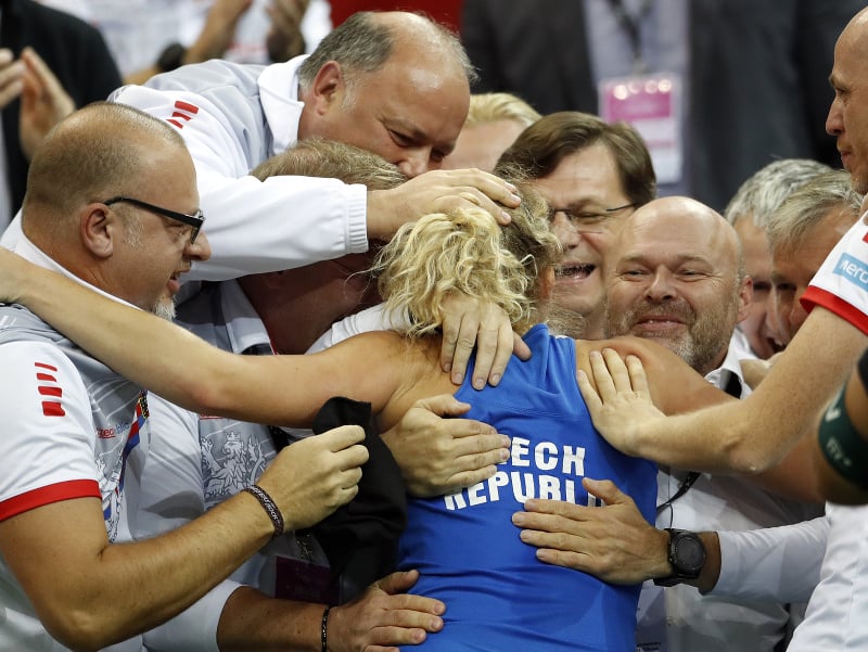 Kateřina Siniaková a jej víťazné oslavy s českým fedcupovým tímom