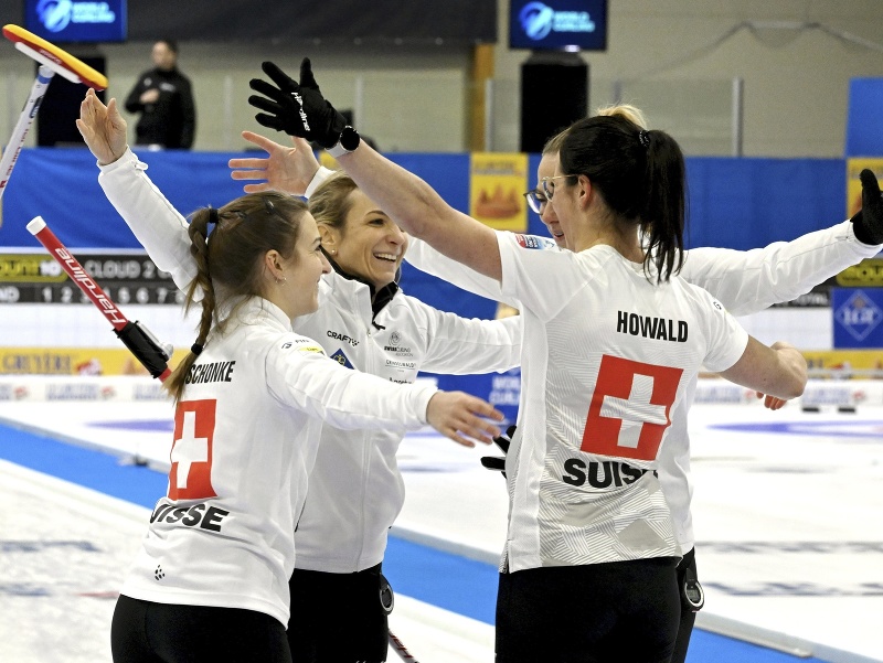 Víťazné oslavy reprezentantiek Švajčiarska  Selina Witschonkeová, Silvana Tirinzonová, Alina Paetzová, Carole Howaldová po triumfe na curlingových ME