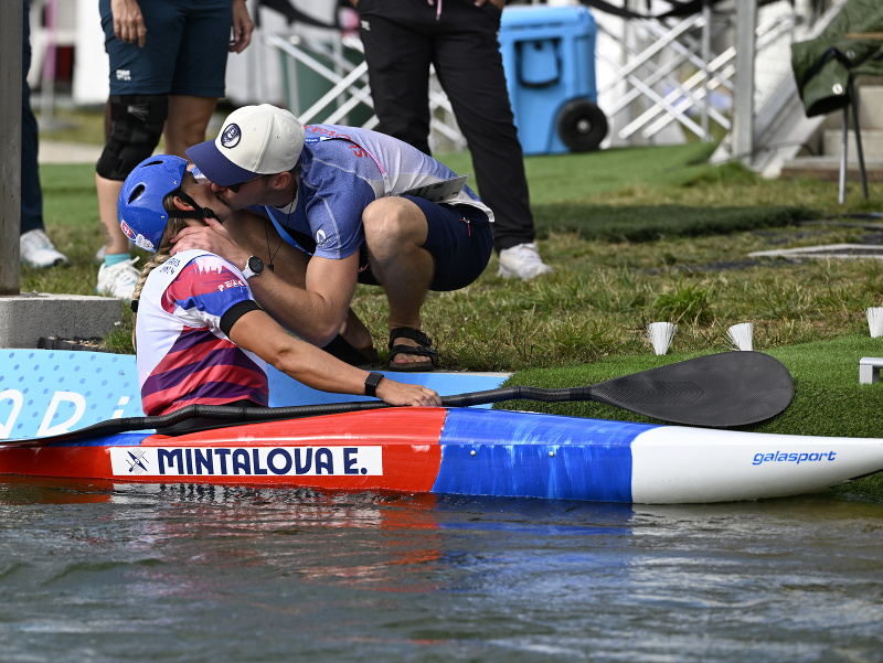 Slovenská vodná slalomárka Eliška Mintálová a jej priateľ Tomáš Kačic si dávajú bozk v cieli po finálovej jazde v kategórii K1 žien počas XXXIII. letných olympijských hier v Paríži